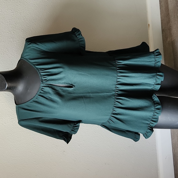stanza ruffle hem top